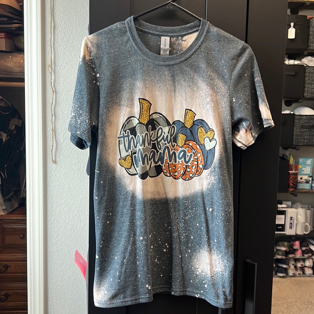 Distressed Thankful Mama tshirt- size small
